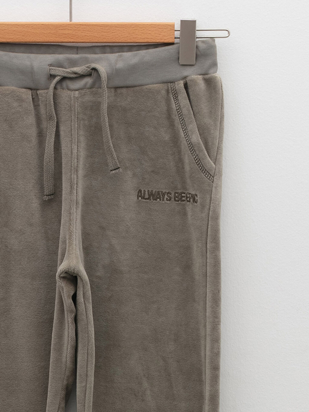 LCW Kids Elastischer Bund Stickerei Detailierte Samt Jungen Jogger-Sweatpants -W1G995Z4-GWK