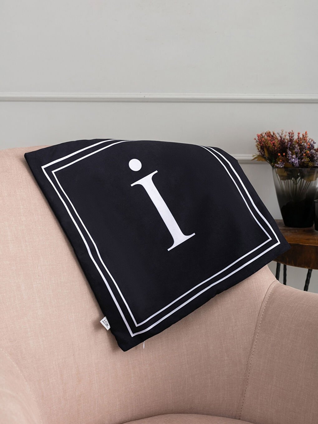 Karışık İ Harfi Baskılı Kırlent Kılıfı 45x45 cm-1