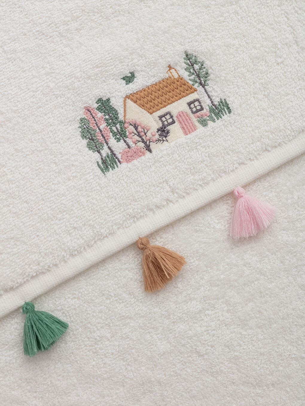 Embroidery Detail Tasseled Curl Face Towel 50x80 Cm-3