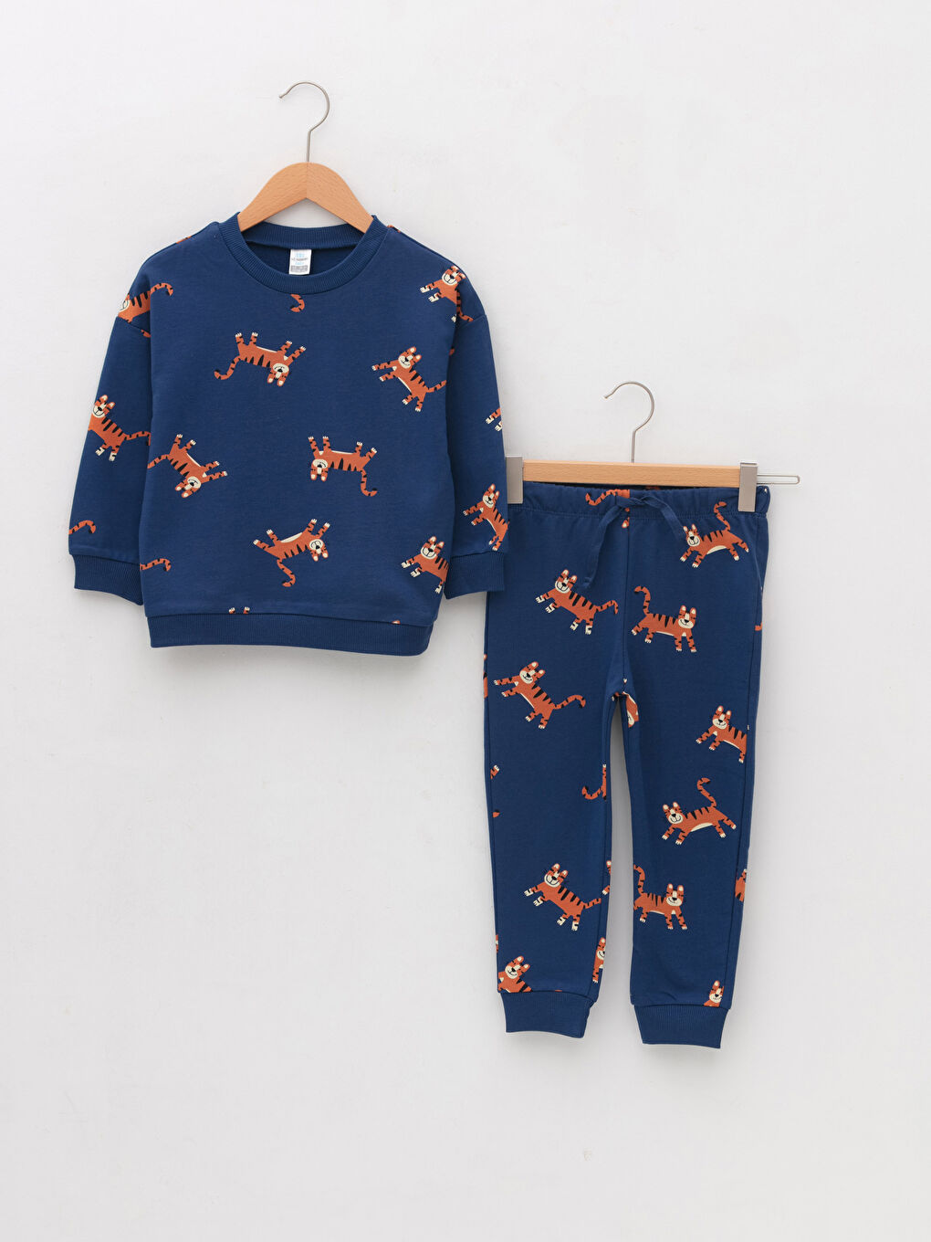 طقم ولادي رضع قطن مطبوع بياقة دائرية وأكمام طويلة مكون من قطعتين: سويت شيرت وبنطلون رياضي