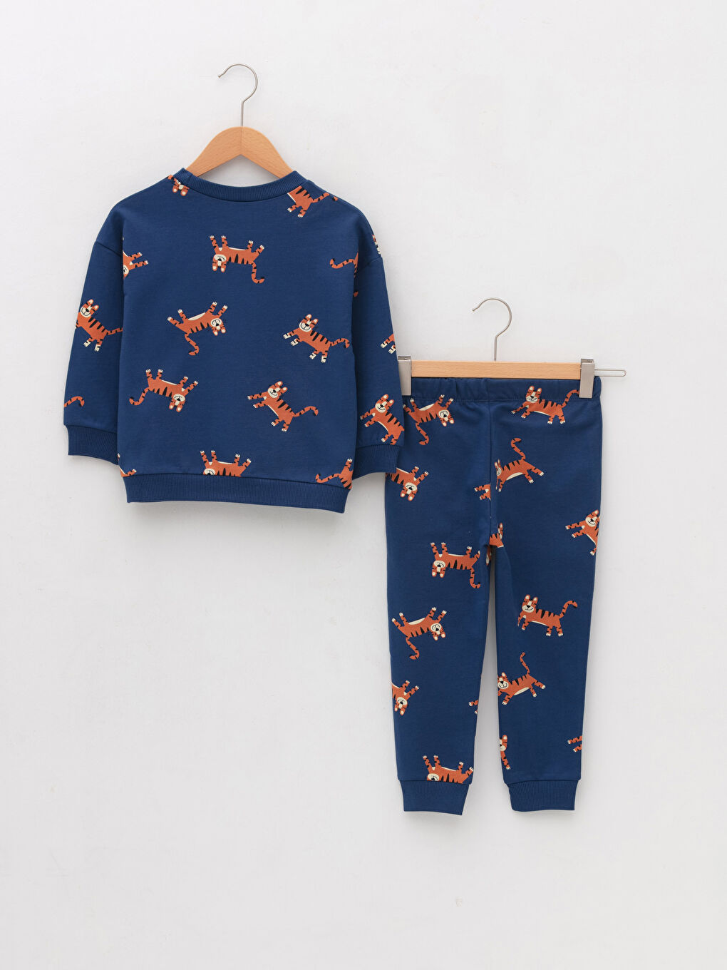 طقم ولادي رضع قطن مطبوع بياقة دائرية وأكمام طويلة مكون من قطعتين: سويت شيرت وبنطلون رياضي-1