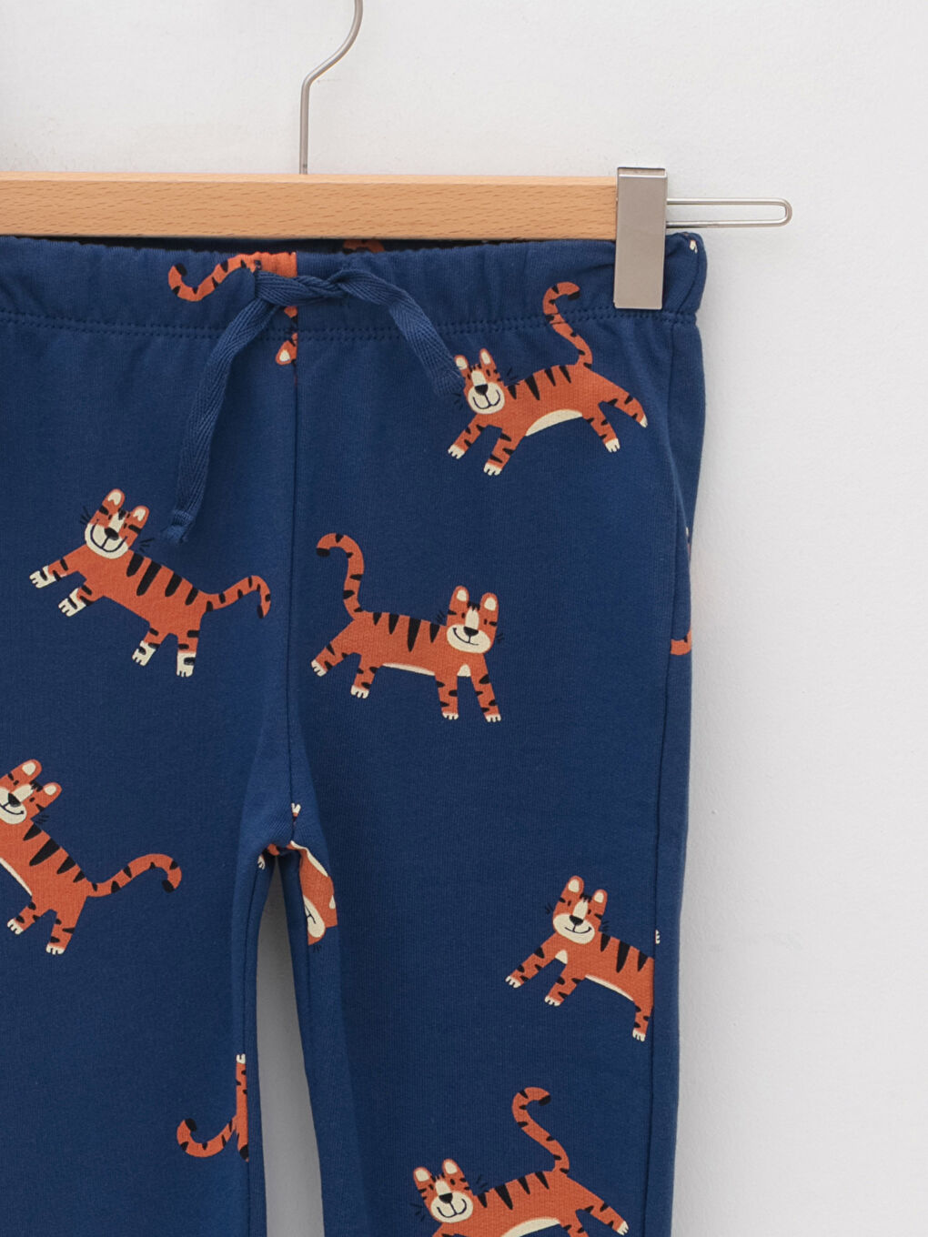 طقم ولادي رضع قطن مطبوع بياقة دائرية وأكمام طويلة مكون من قطعتين: سويت شيرت وبنطلون رياضي-2