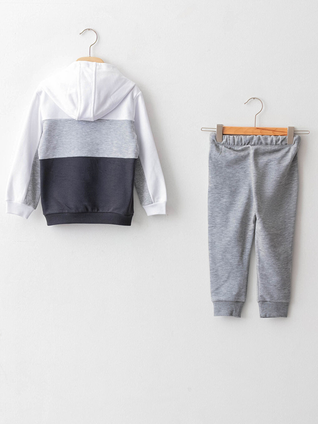 Beyaz Kapüşonlu Uzun Kollu Erkek Bebek Sweatshirt ve Jogger Pantolon 2'li Takım-1