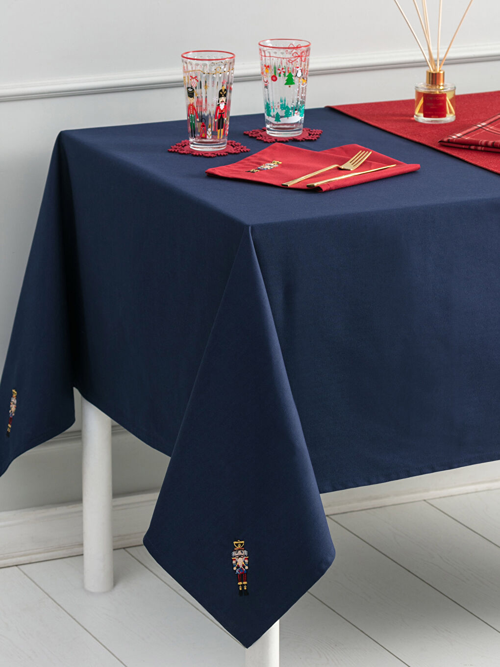 LCW HOME Christmas Themed Embroidered Buldan Table Cloth 150x200 Cm -W1HS02Z8-F9C