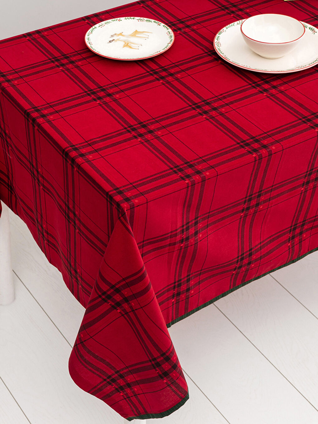 LCW HOME مفرش ترابيزة كاروهات بتصميم عيد الميلاد 150x220 سم -W1HS07Z8-HLG