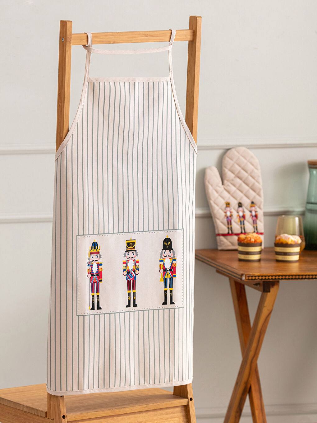 Karışık Yılbaşı Temalı Baskılı Gabardin Mutfak Önlüğü