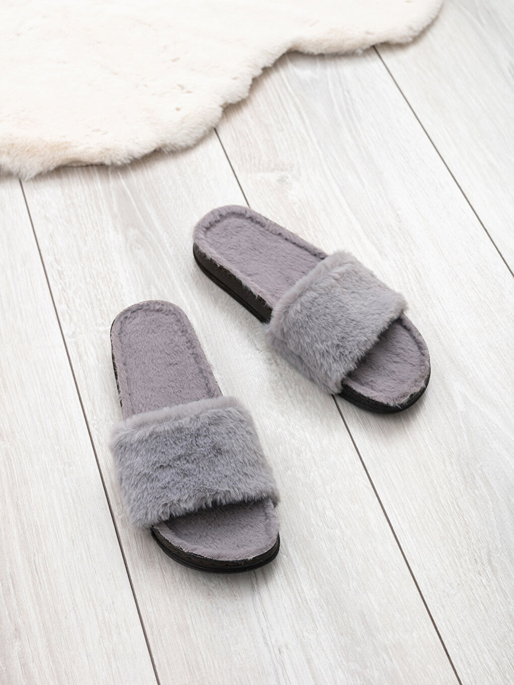 Gri Tek Bantlı Pelüş Kadın Ev Terliği