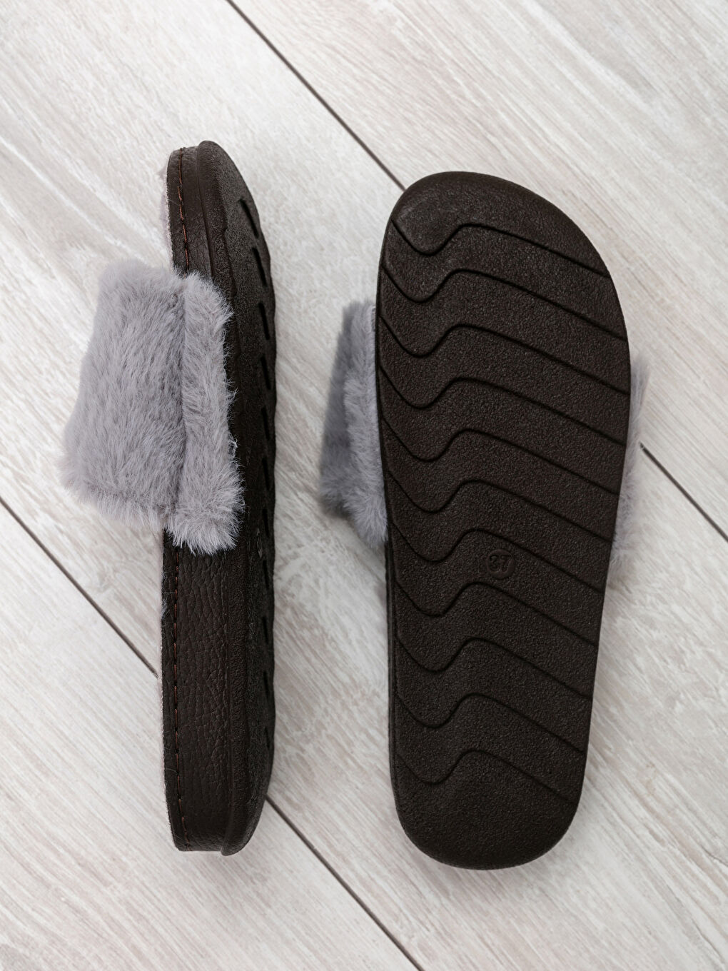 Gri Tek Bantlı Pelüş Kadın Ev Terliği-1