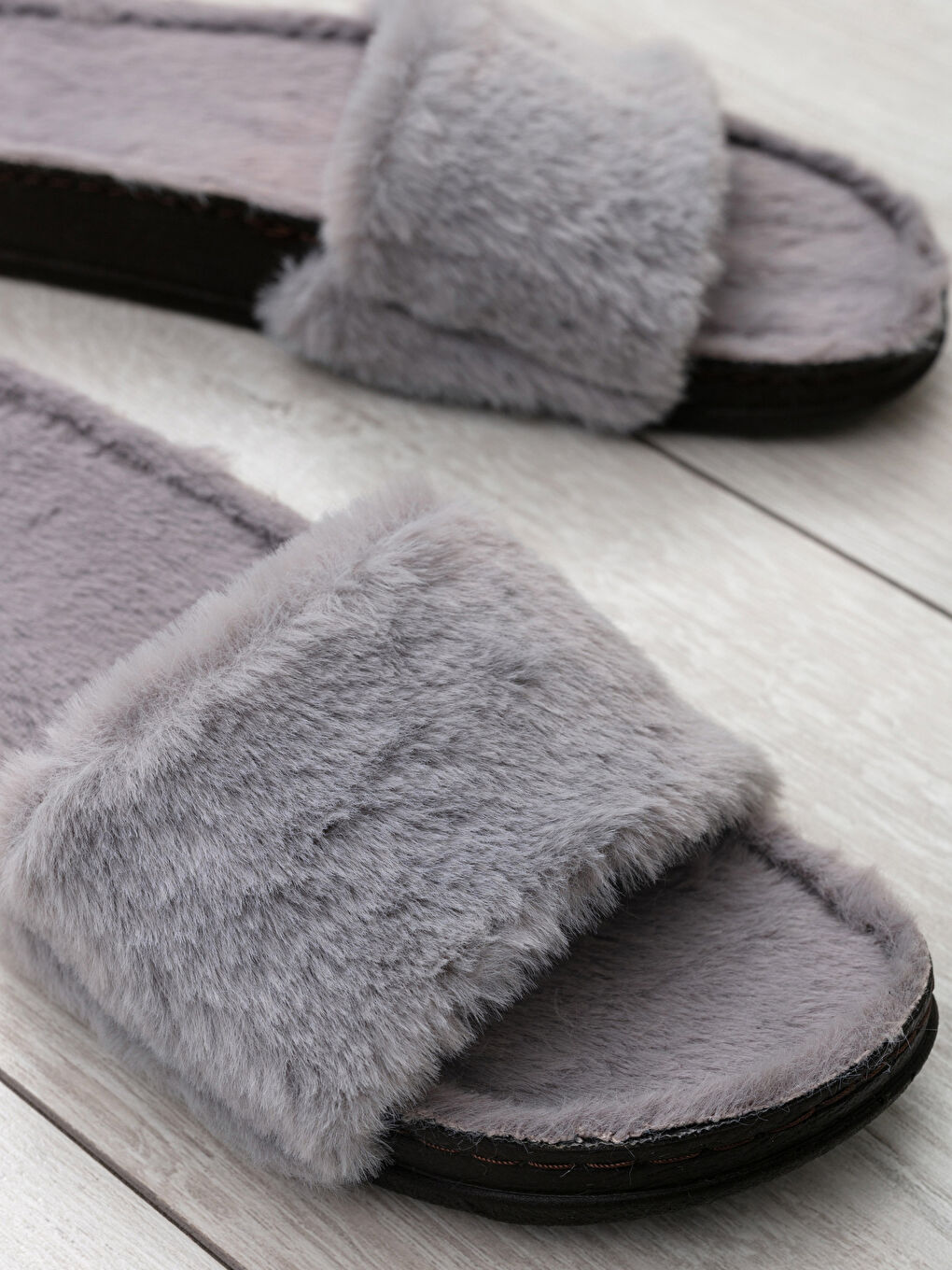 Gri Tek Bantlı Pelüş Kadın Ev Terliği-2