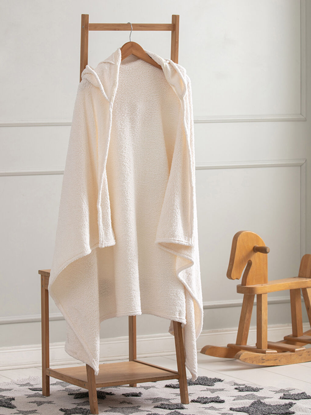 Ekru Kapüşonlu Nakış Detaylı Tek Kişilik Battaniye 100x150 cm-1