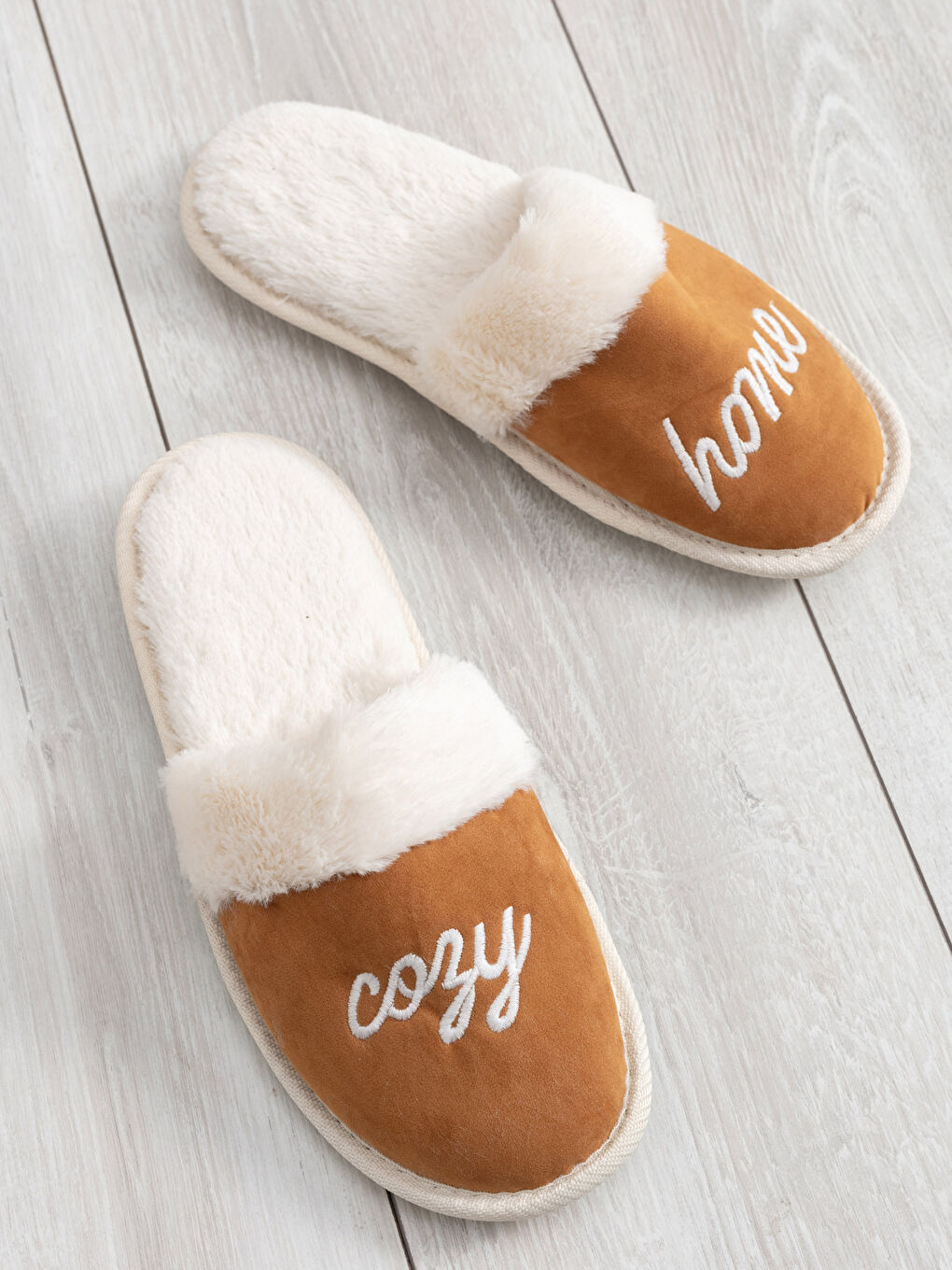 Kahverengi Süet Yazı Nakışlı Kadın Ev Terliği