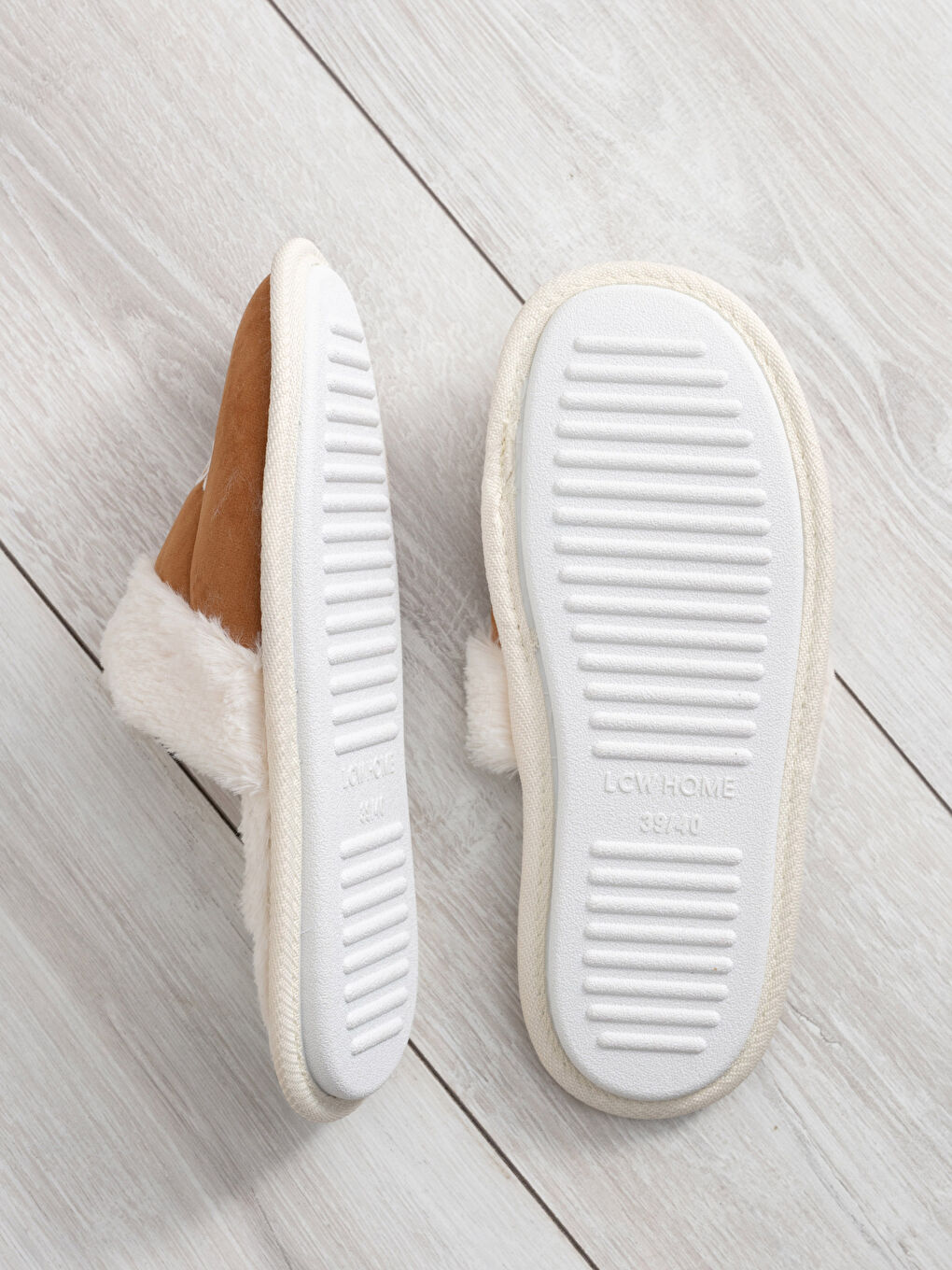 Kahverengi Süet Yazı Nakışlı Kadın Ev Terliği-1