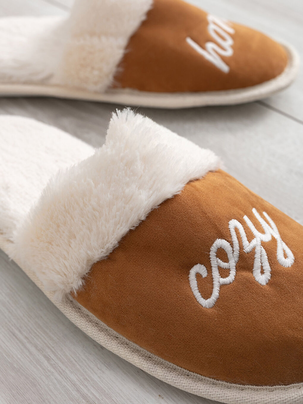 Kahverengi Süet Yazı Nakışlı Kadın Ev Terliği-2