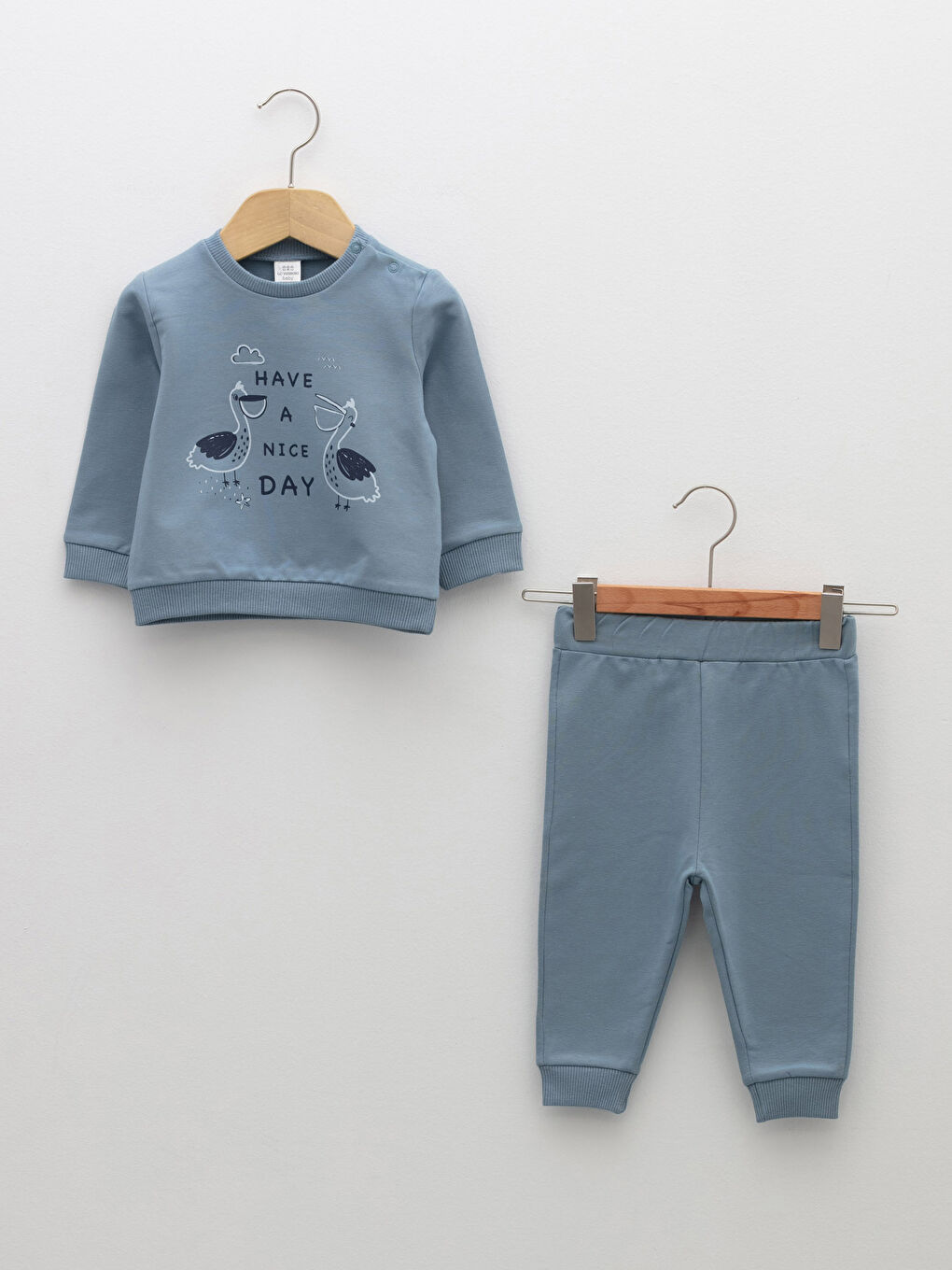 LCW baby سويت شيرت قطن مطبوع بياقة دائرية وكم طويل وبنطلون جوجر - طقم قطعتين للأولاد الرضع -W1L249Z1-RTN