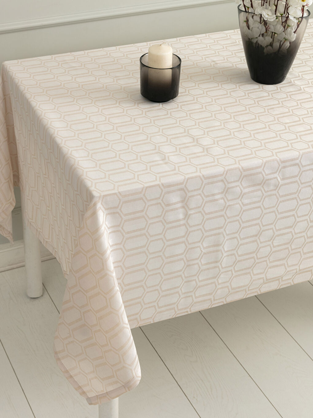 Ekru Kendinden Desenli Jakarlı Masa Örtüsü 150x200 cm
