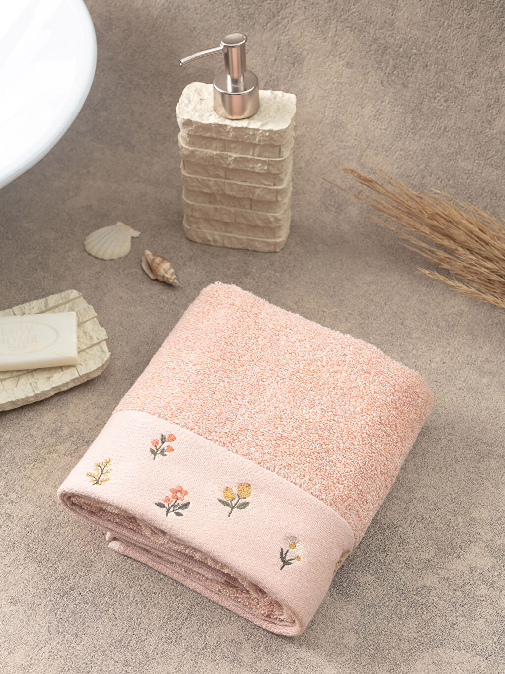 Pembe Çiçek Nakışlı Bukle Yüz Havlusu 50x80 cm