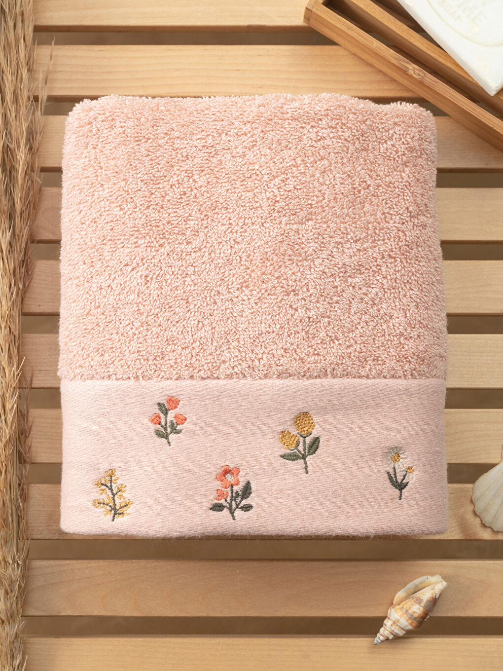 Pembe Çiçek Nakışlı Bukle Yüz Havlusu 50x80 cm-1