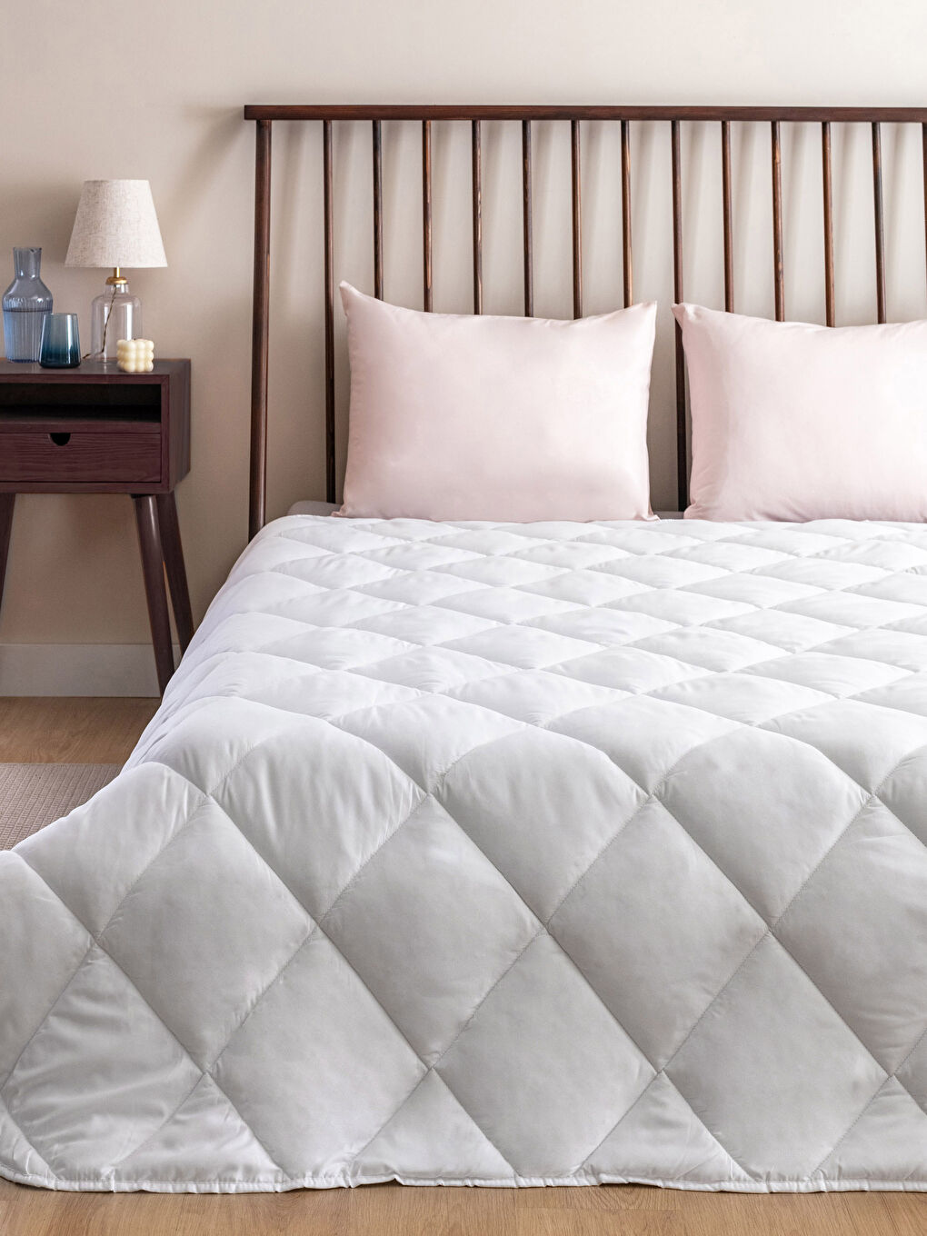 Beyaz Kendinden Desenli Çift Kişilik Yorgan 195x215 cm-1