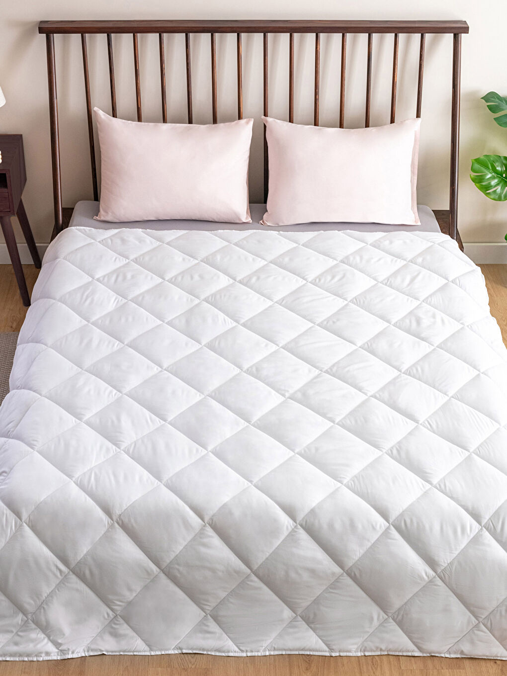 Beyaz Kendinden Desenli Çift Kişilik Yorgan 195x215 cm-2