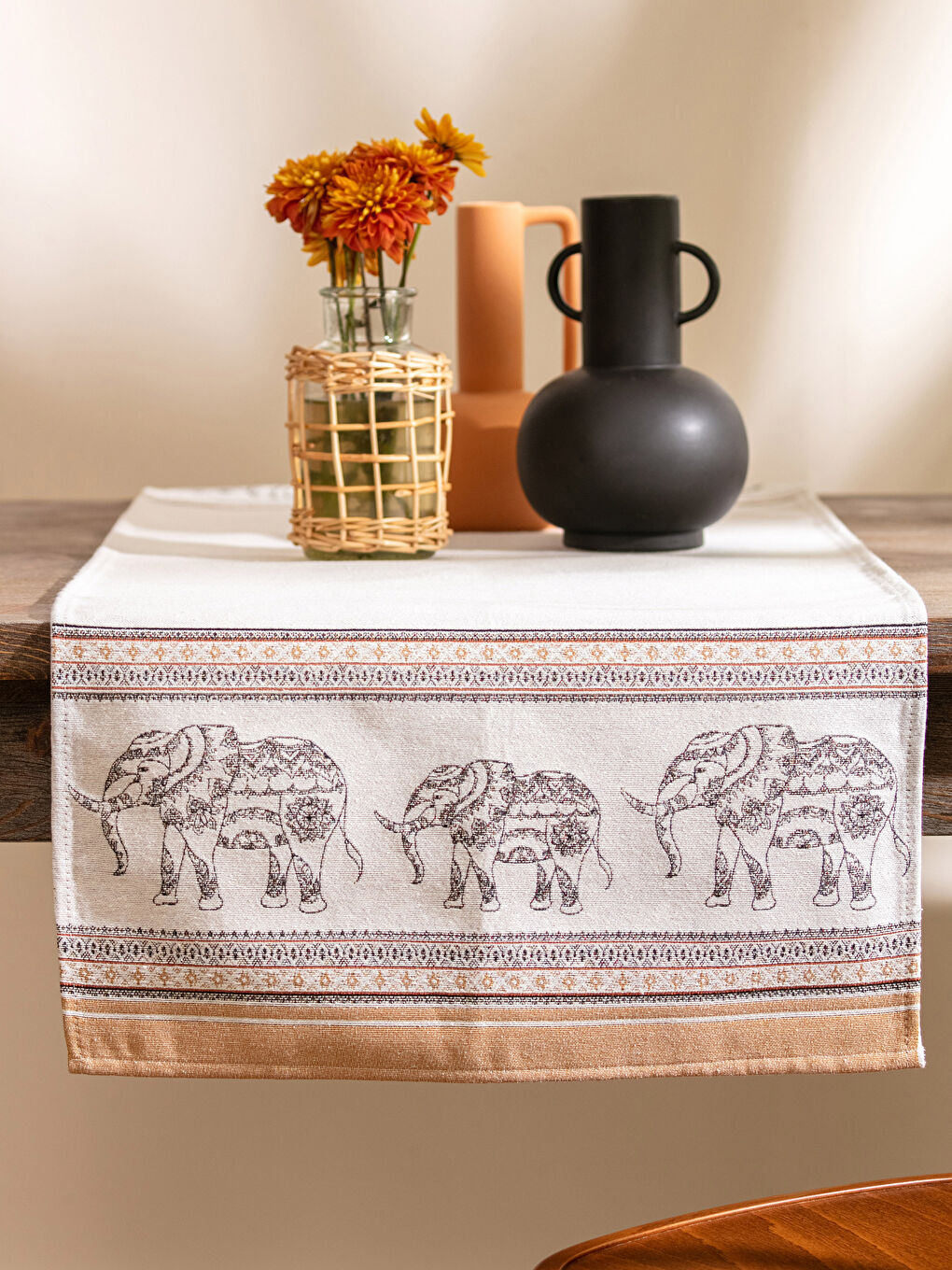 مفرش طاولة جاكار بنقشة الفيل 45x120 سم