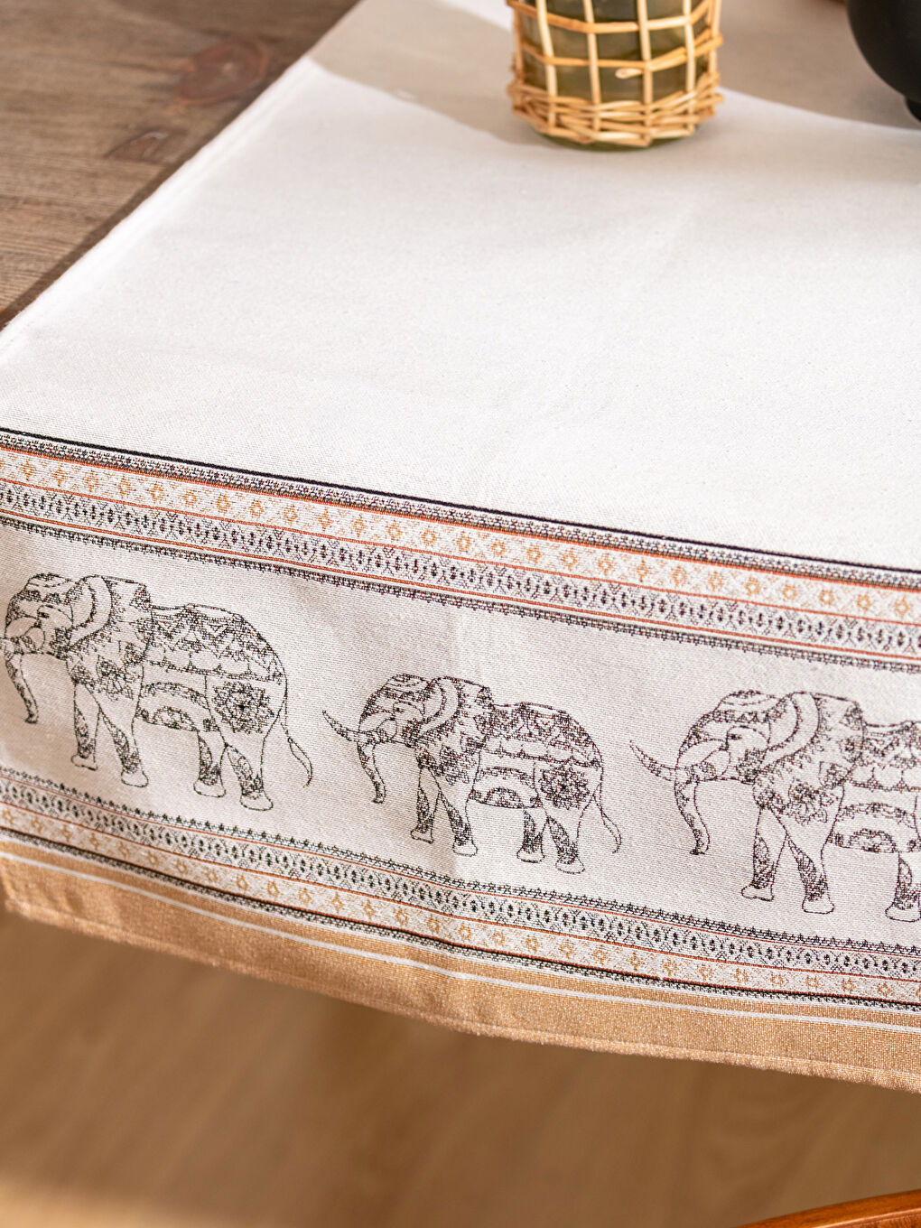 مفرش طاولة جاكار بنقشة الفيل 45x120 سم-1