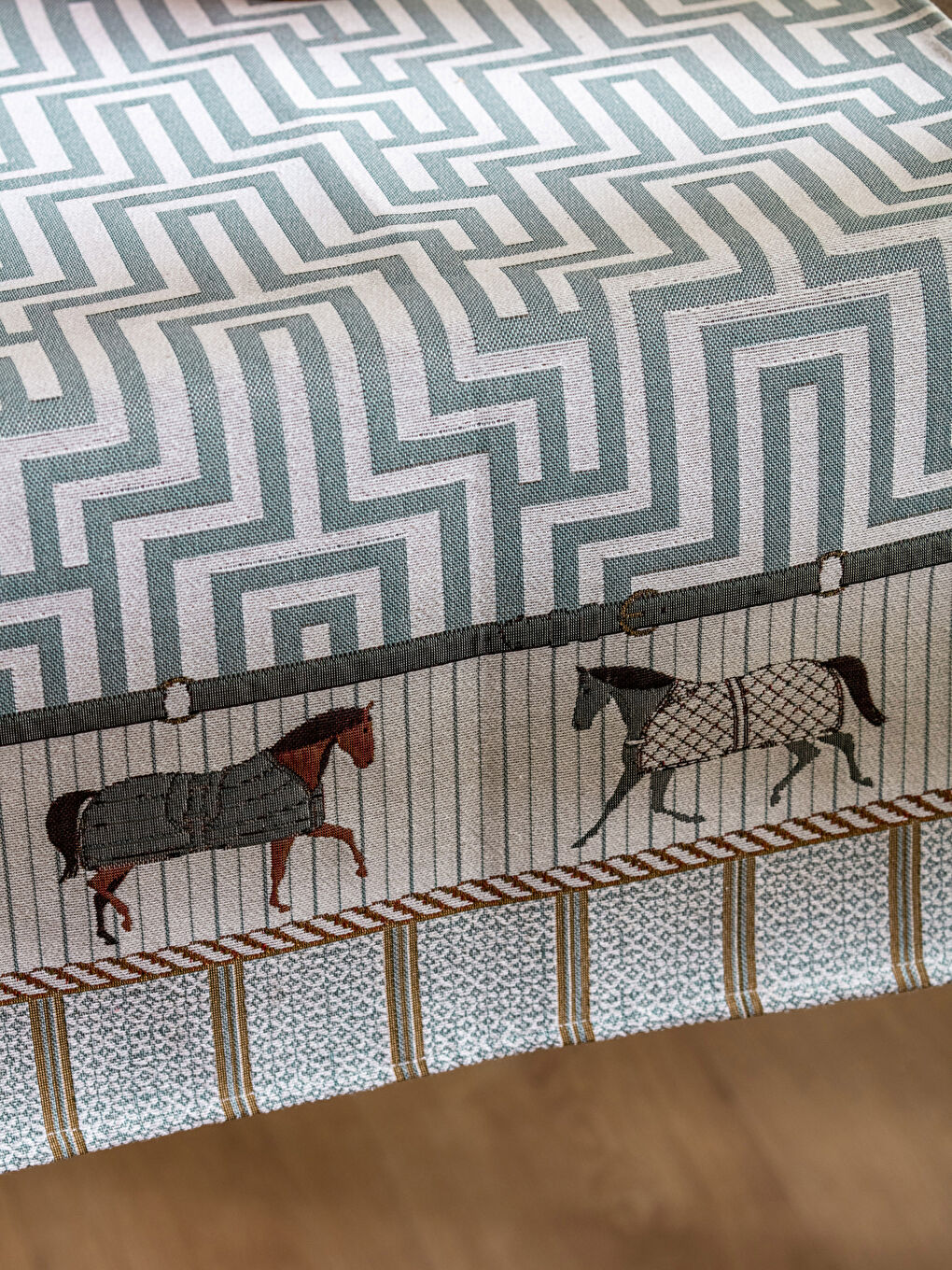 مفرش ترابيزة جاكار بنقشة حصان مقاس 45x120 سم-2