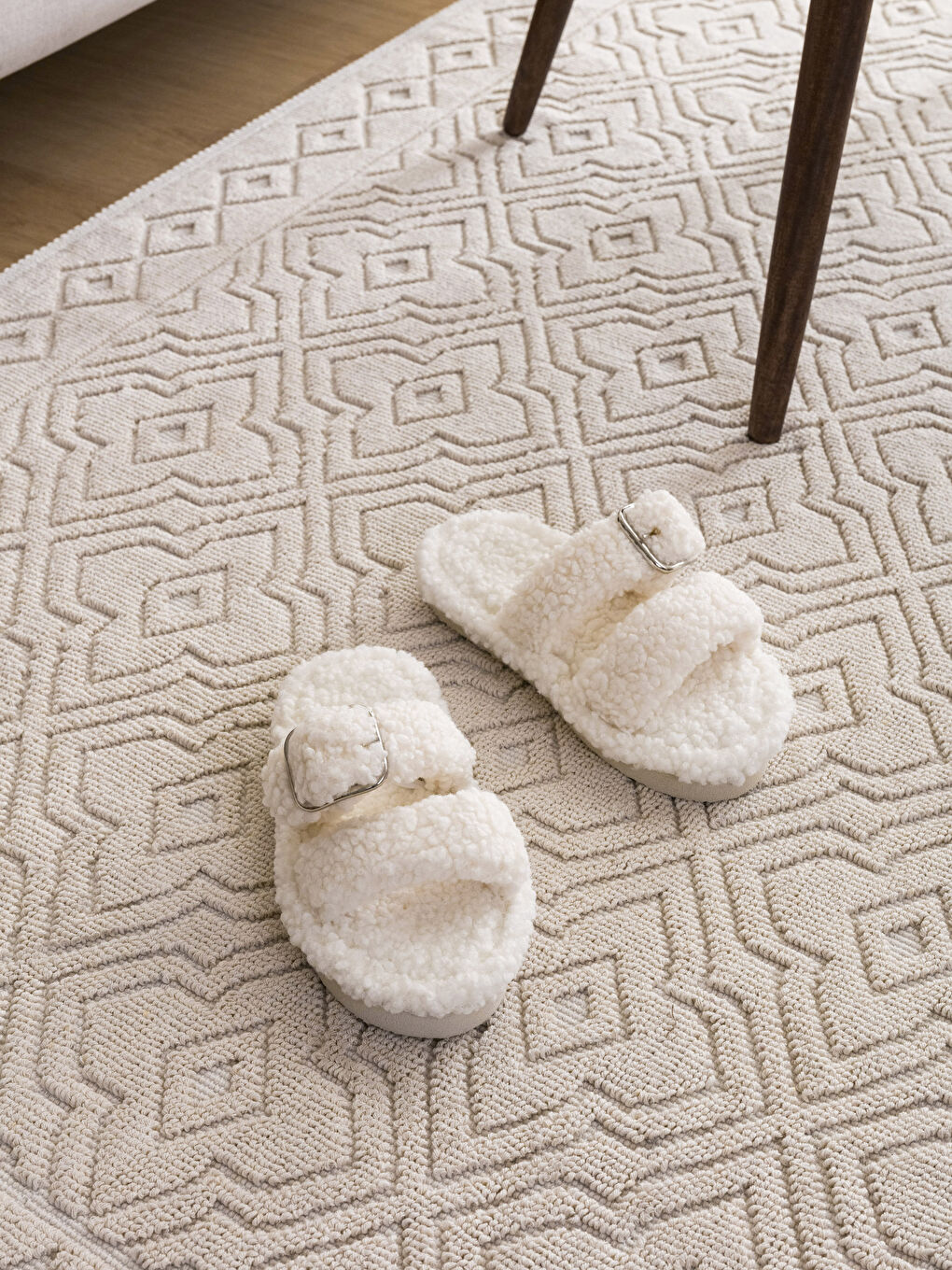 Ekru Çift Bantlı Pelüş Kadın Ev Terliği