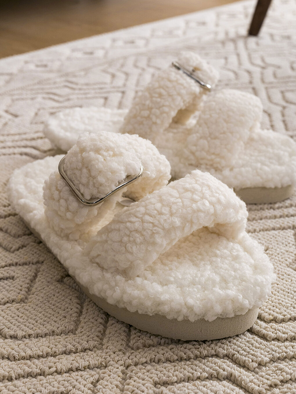 Ekru Çift Bantlı Pelüş Kadın Ev Terliği-2