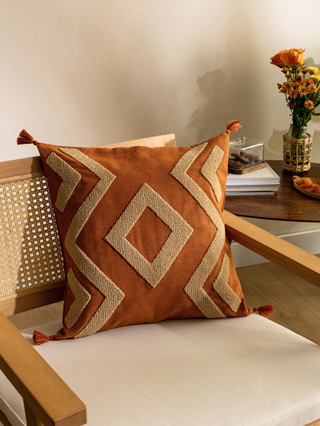 Kahverengi Nakışlı Püskül Detaylı Kırlent Kılıfı 45x45 cm