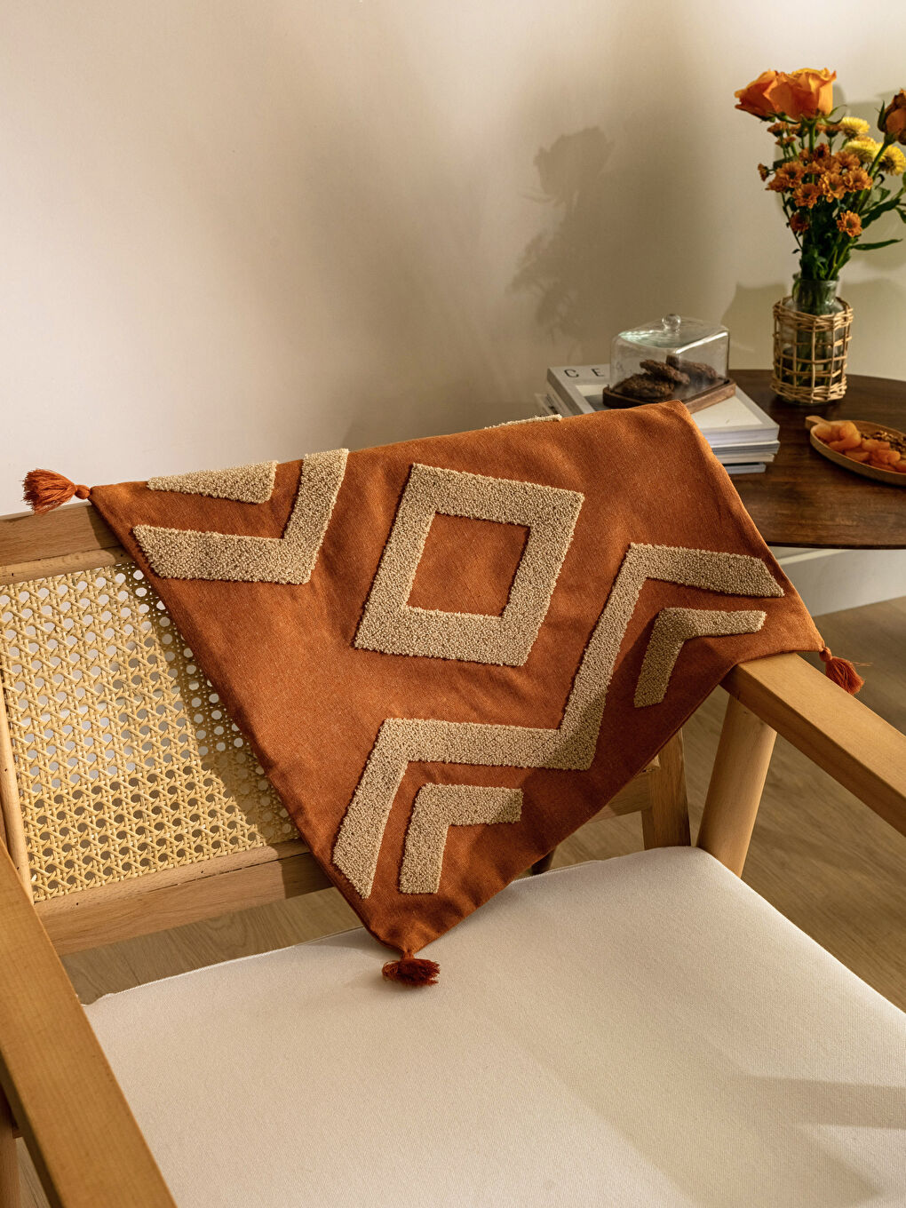 Kahverengi Nakışlı Püskül Detaylı Kırlent Kılıfı 45x45 cm-1