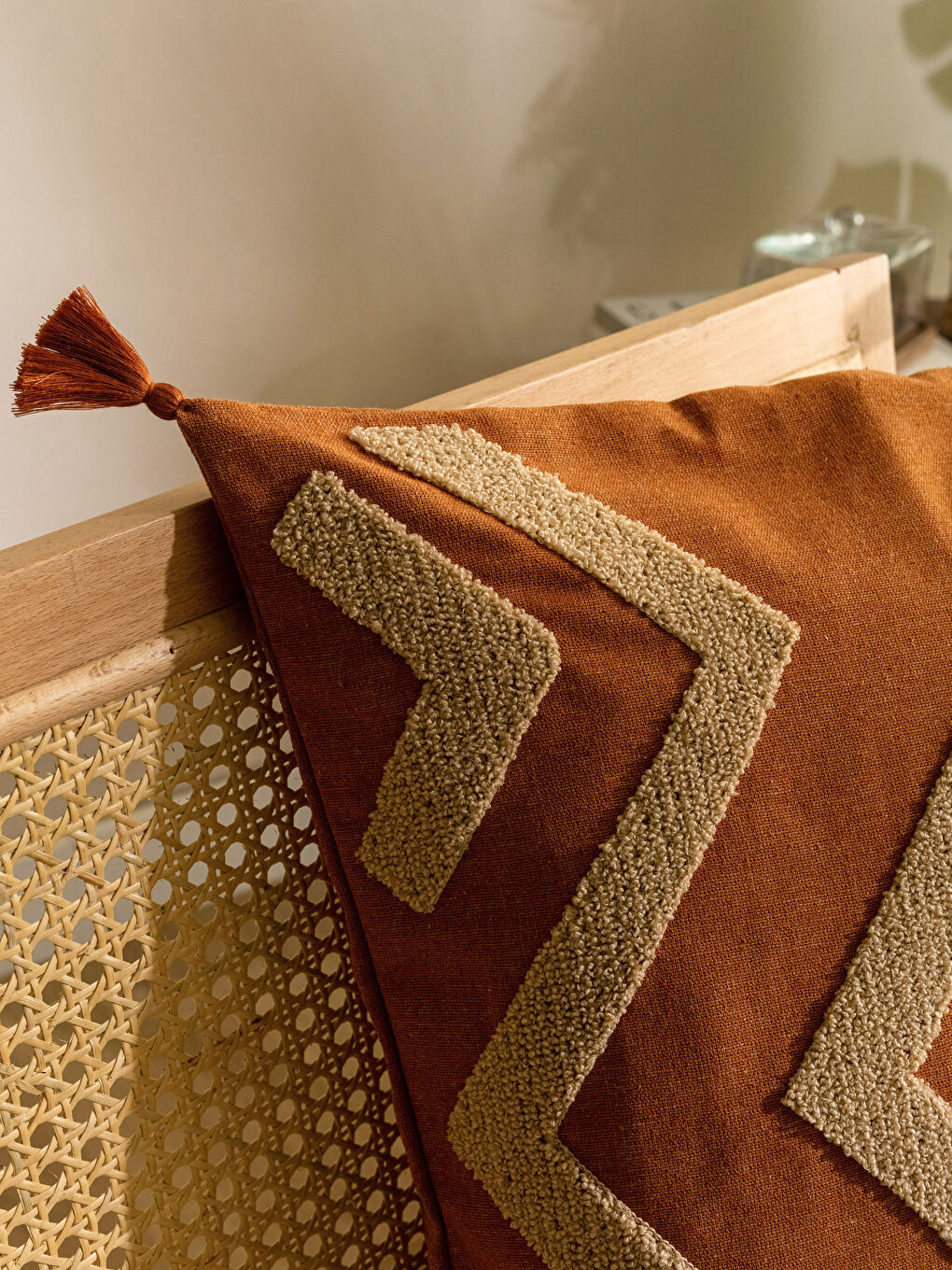 Kahverengi Nakışlı Püskül Detaylı Kırlent Kılıfı 45x45 cm-2