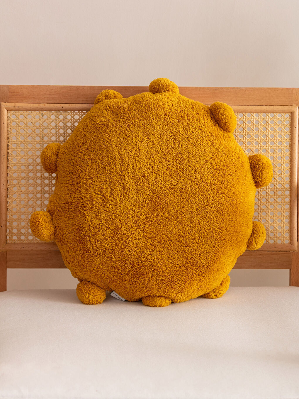 Sarı Ponpon Detaylı Dolgulu Kırlent 45x45 cm-1