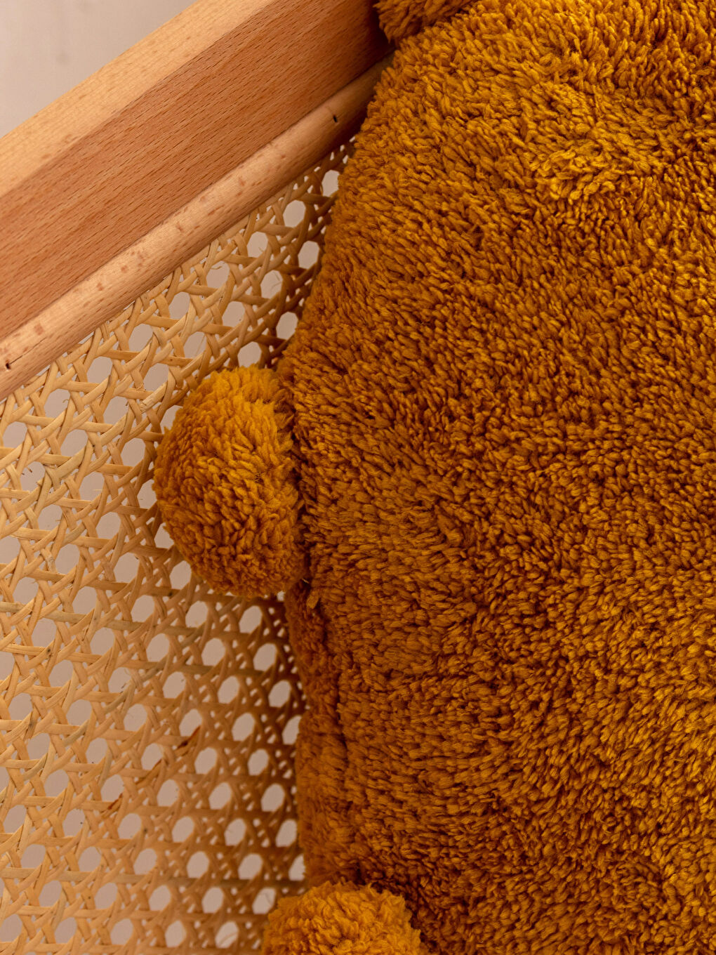 Sarı Ponpon Detaylı Dolgulu Kırlent 45x45 cm-2