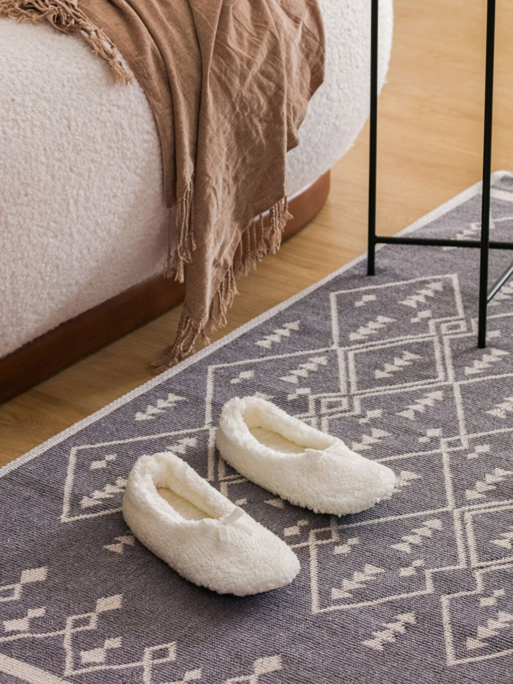 Ekru Kadın Pelüş Ev Terliği