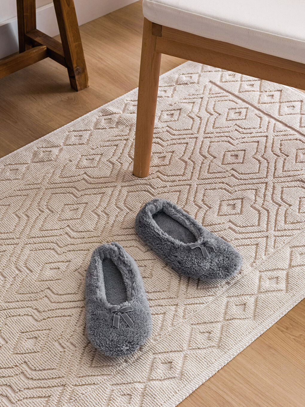 Gri Kadın Pelüş Ev Terliği