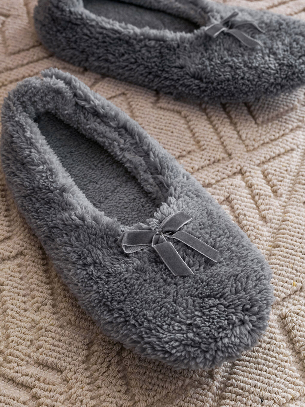 Gri Kadın Pelüş Ev Terliği-1