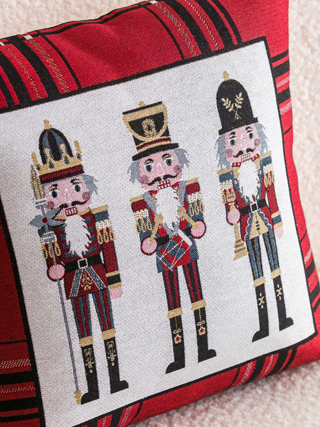 LCW HOME Nutcracker Patterned Tapestry Throw Pillow 45x45 Cm -W2FC55Z8-F9C