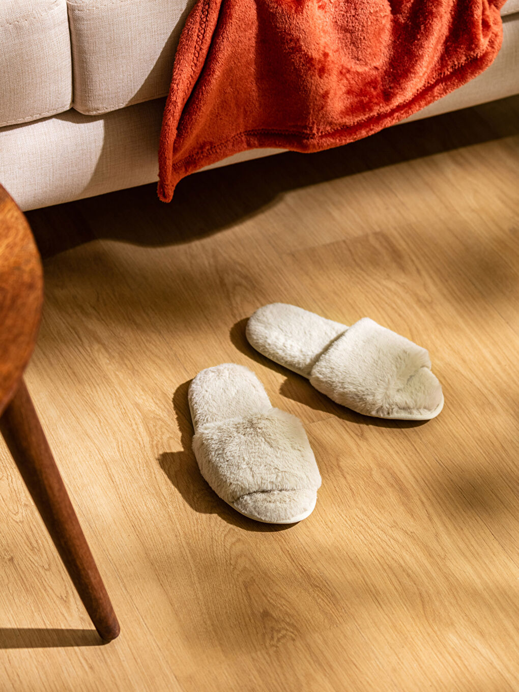 Bej Tek Bantlı Pelüş Kadın Ev Terliği