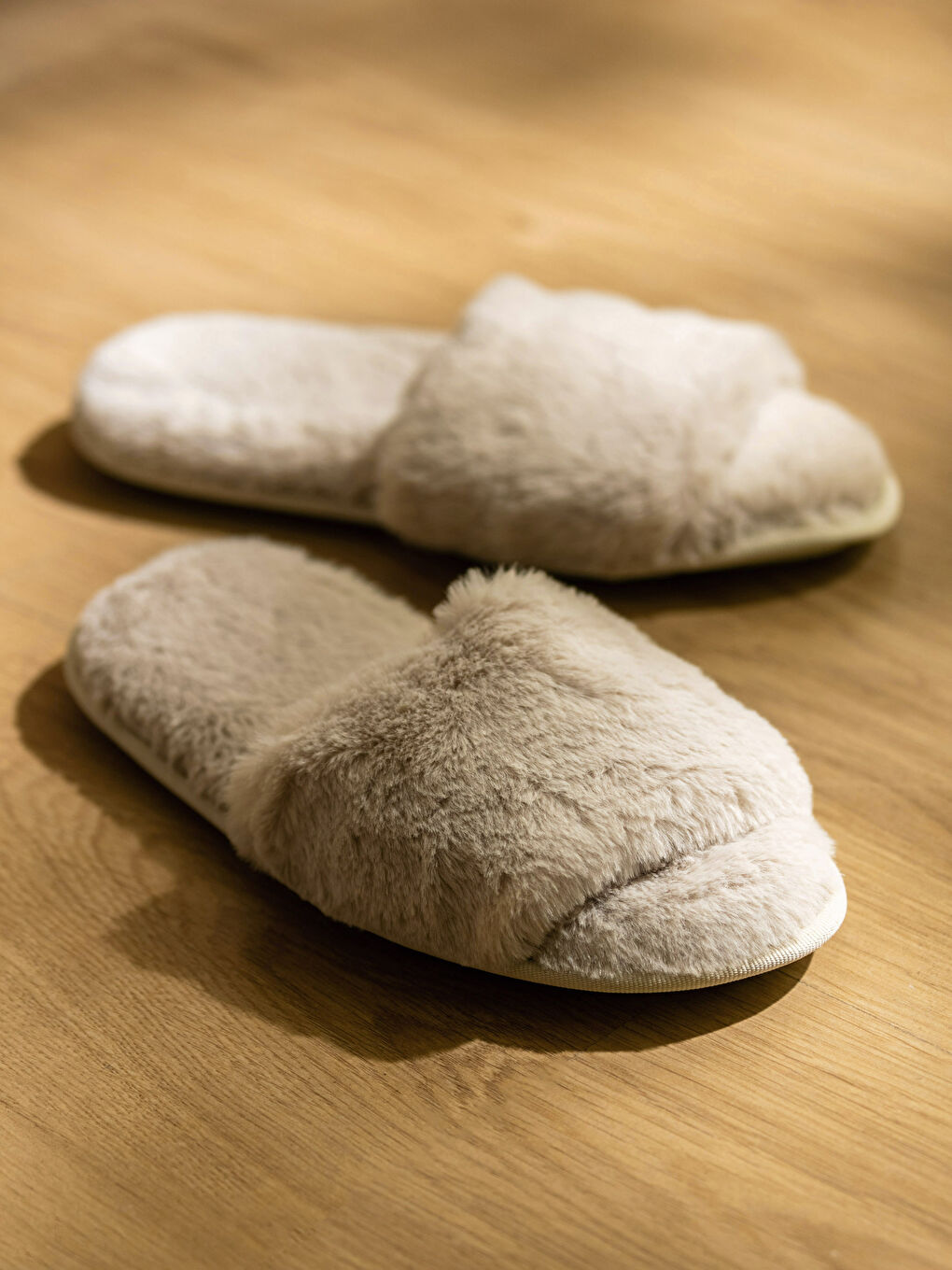 Bej Tek Bantlı Pelüş Kadın Ev Terliği-2