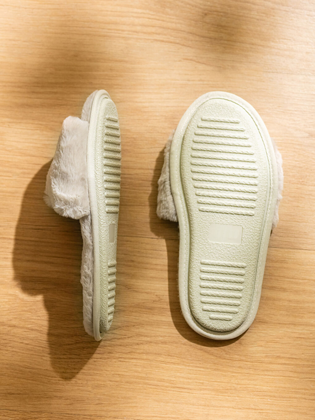 Bej Tek Bantlı Pelüş Kadın Ev Terliği-3