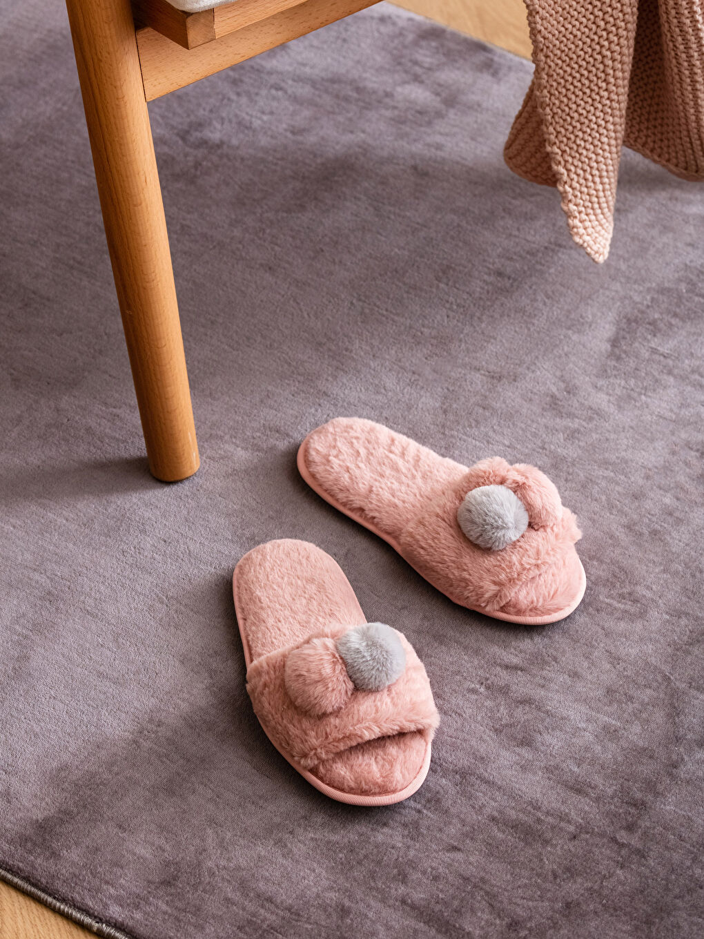 Домашние тапочки из плюша с помпоном для женщин