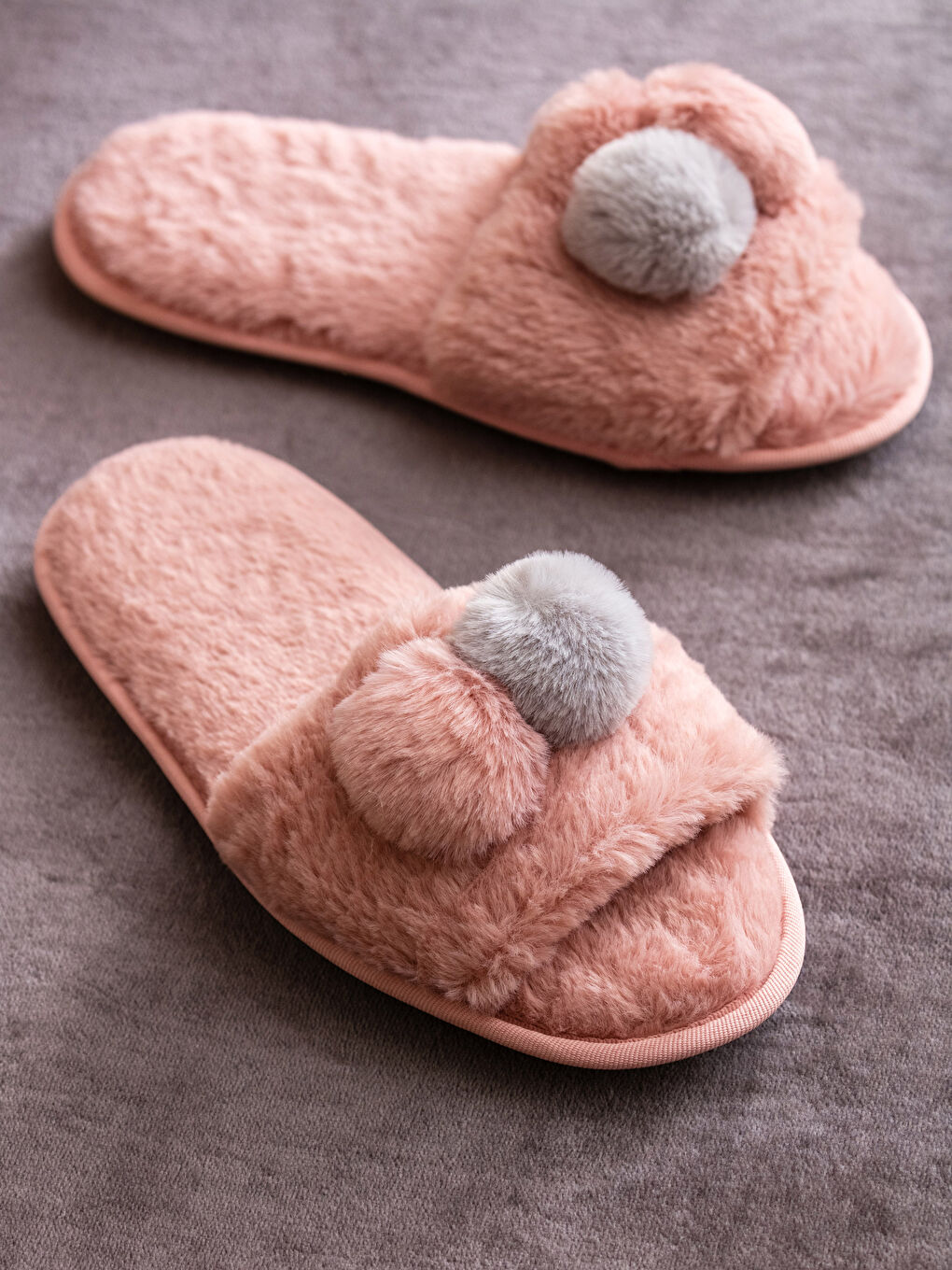 Домашние тапочки из плюша с помпоном для женщин-1