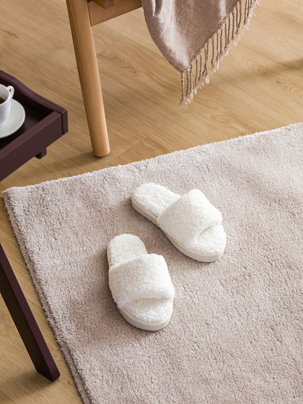 Ekru Kadın Pelüş Ev Terliği