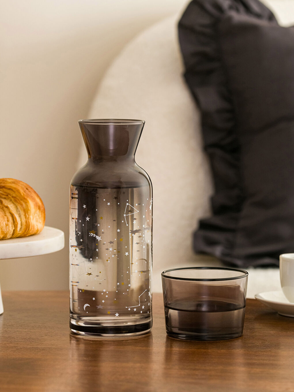 Karışık Baskılı Bardak Kapaklı Cam Karaf Sürahi 700 ml