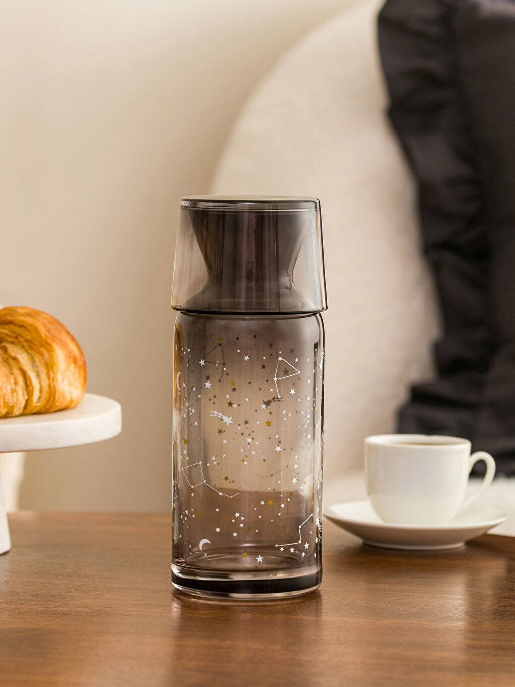 Karışık Baskılı Bardak Kapaklı Cam Karaf Sürahi 700 ml-1