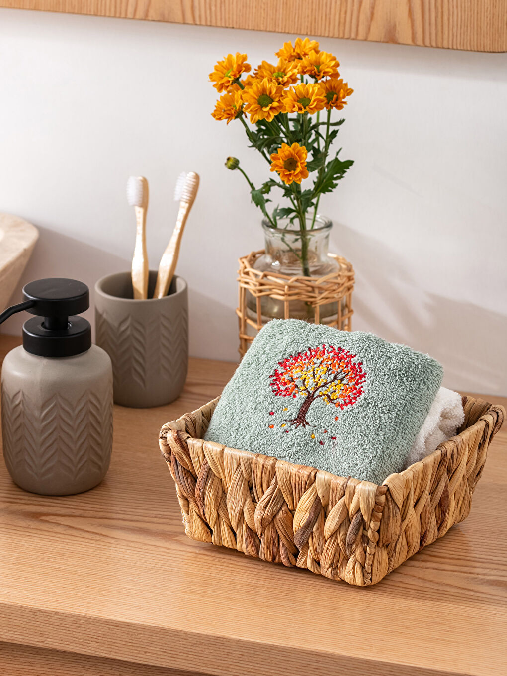 Embroidered Hand Towel 30x50 Cm