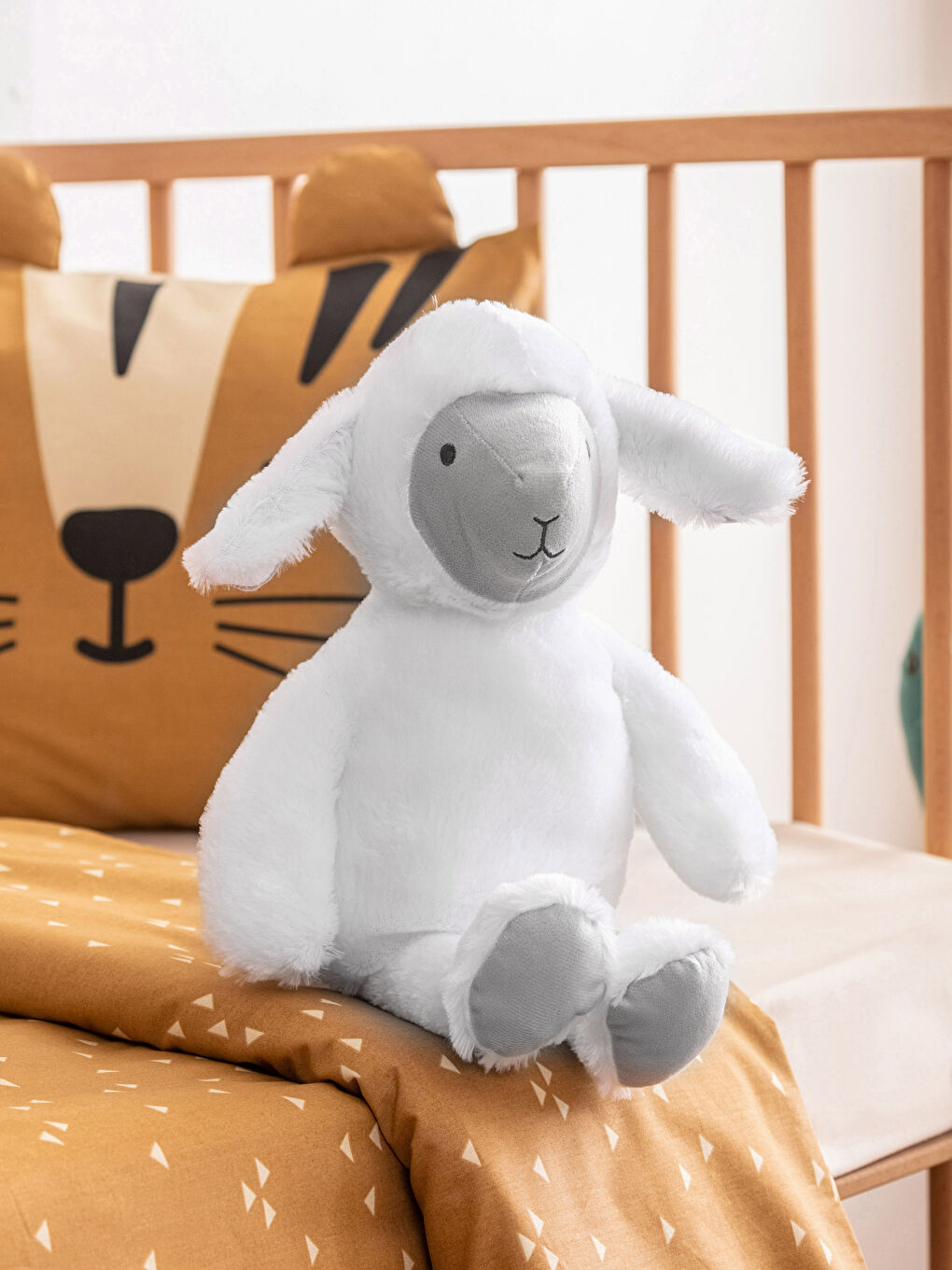 Beyaz Kuzu Figürlü Bebek Kırlent 40 cm