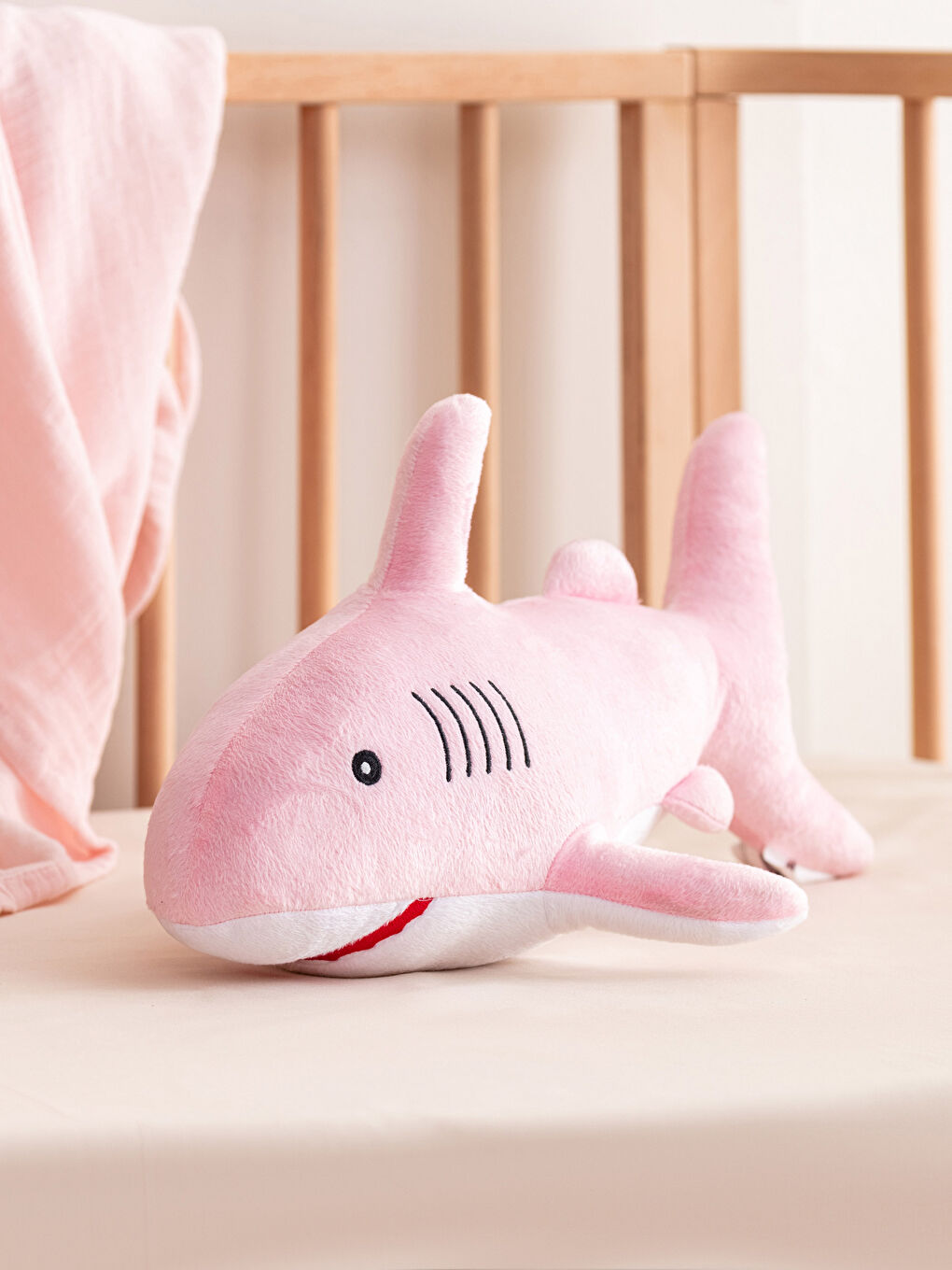 Pembe Köpek Balığı Pelüş Dolgulu Kırlent