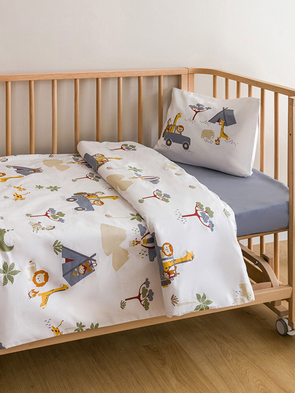 Karışık Desenli Pamuklu Bebek Nevresim Takımı