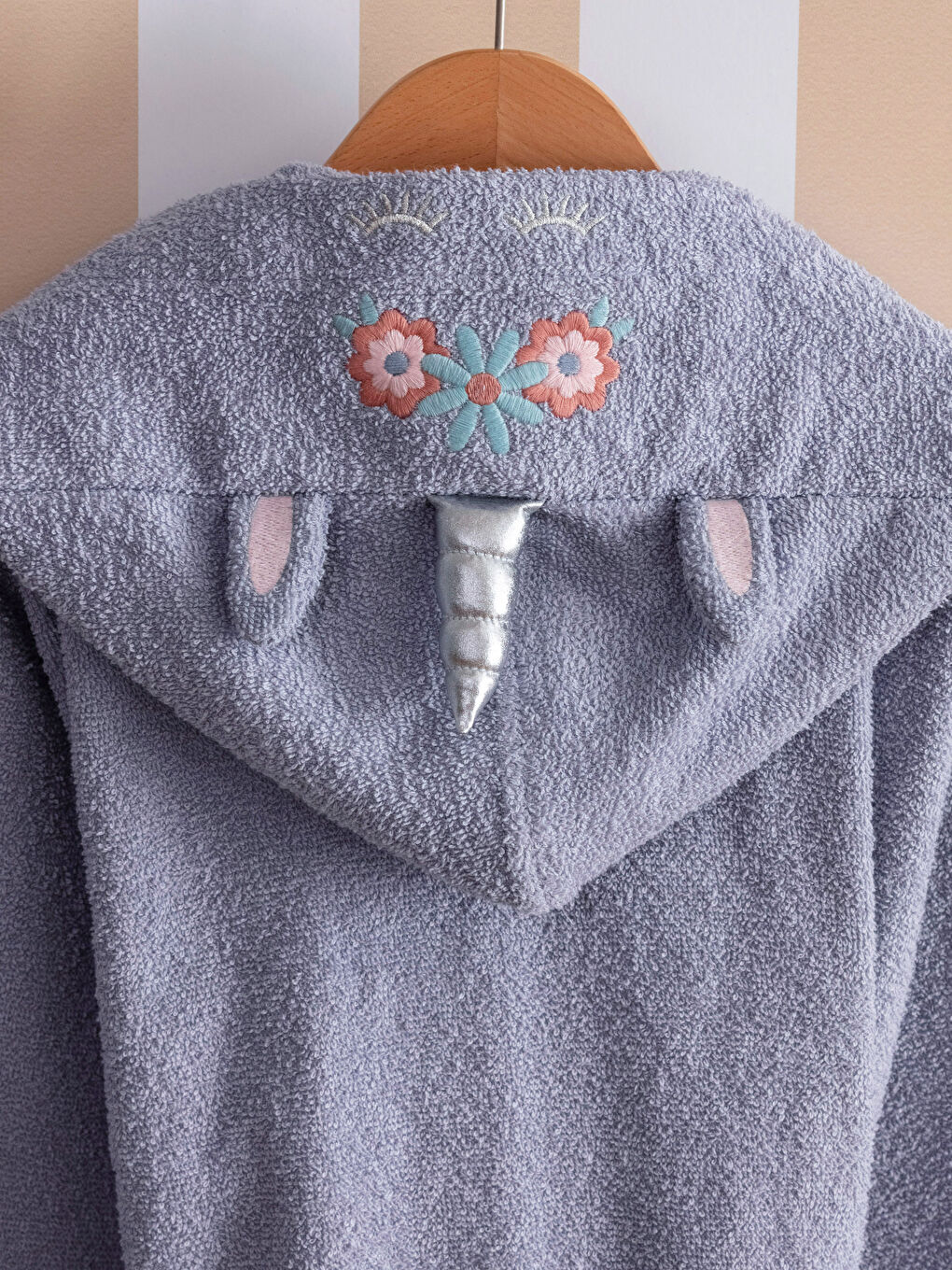 Lila 3d Aplike Detaylı Kapüşonlu Kız Çocuk Bornoz-3